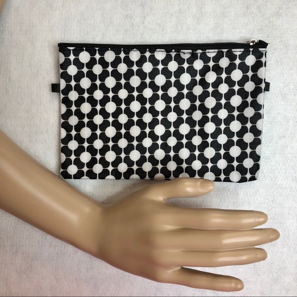 Boutique Handbags - 🔴3/$10 Black and White Makeup Bag